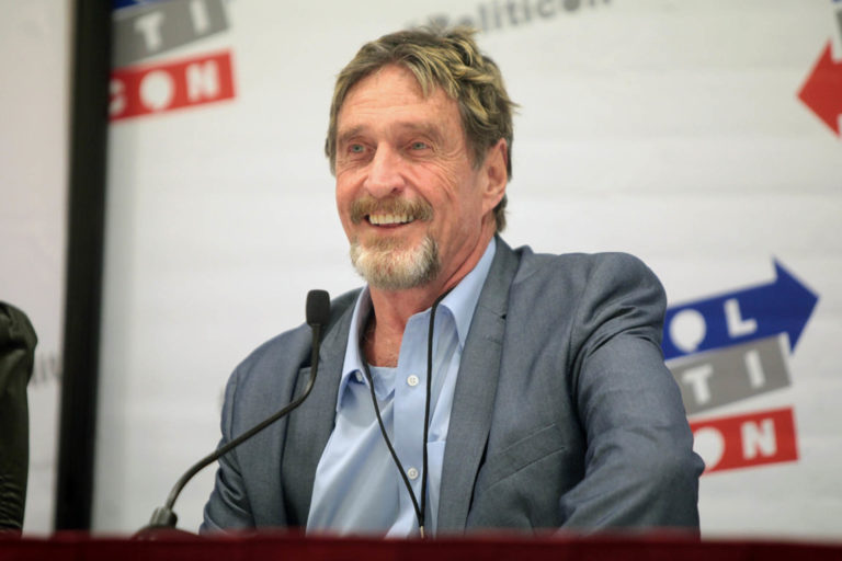 مكافي يعترف بالهزيمة في توقعات العملات المشفرة