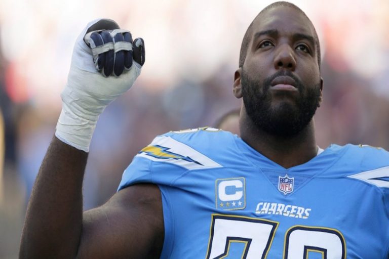 chargers russell okung raises fist during national anthem 1040x572