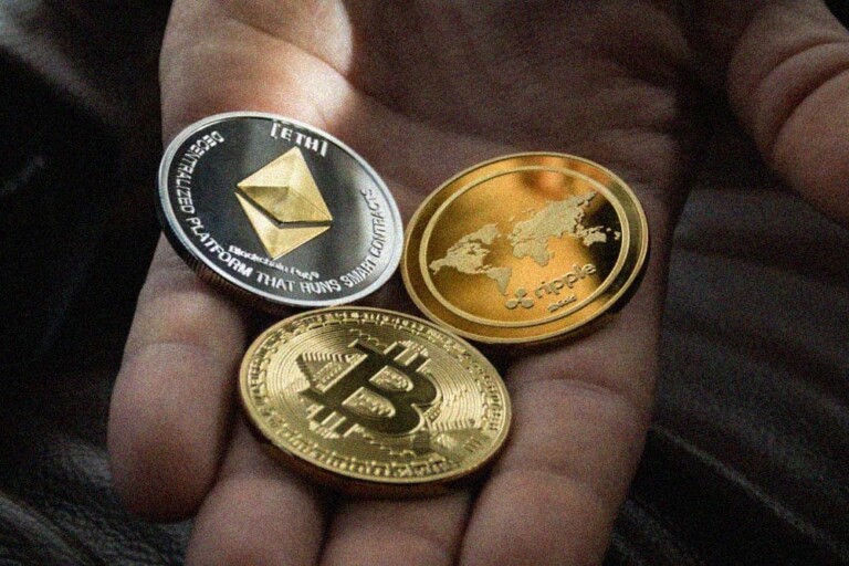 Bitcoin price stagnant while others show movement