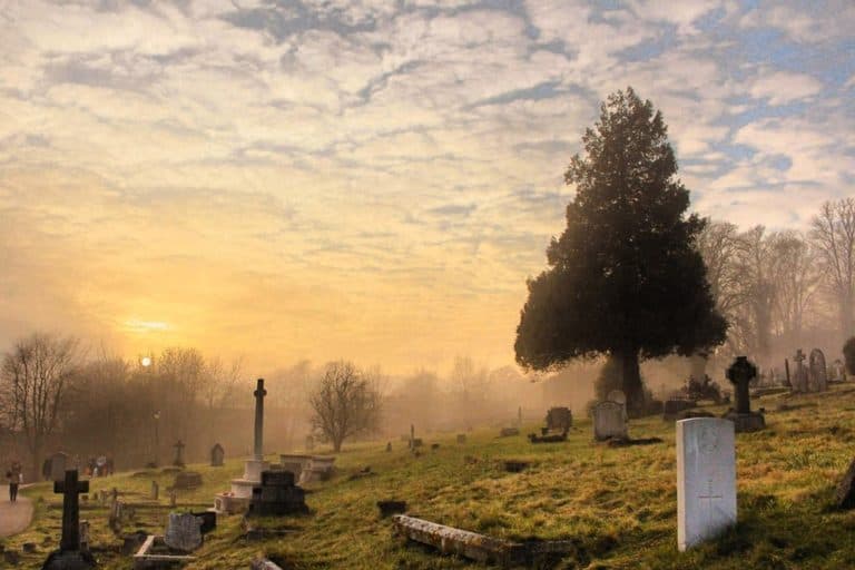cimitero sotto il cielo nuvoloso
