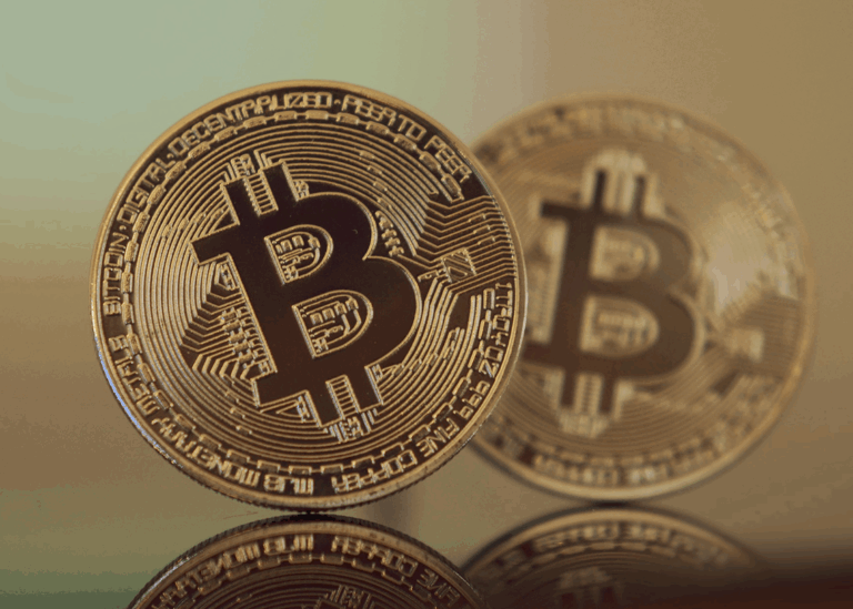 Цена Bitcoin растет, образуя медвежий фрактал или восходящий канал