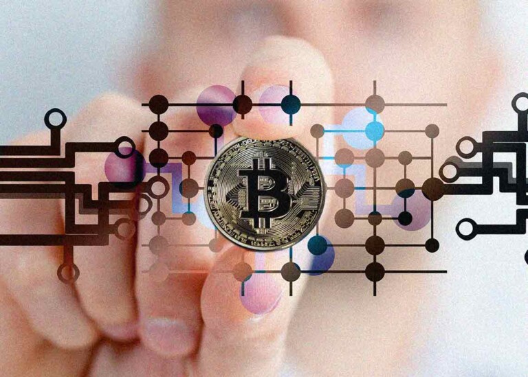 Bitcoin 价格在看跌分形附近波动