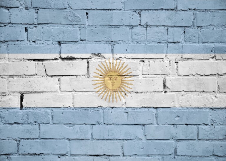 アルゼンチンの新外貨規制によりペソが下落、Bitcoin が救世主となる