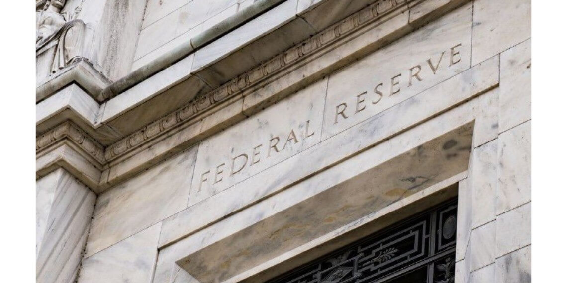 La Fed aumenta la tasa de interés en 25 puntos básicos y afirma que el &quot;sistema bancario de EE. UU. es sólido y resistente&quot;