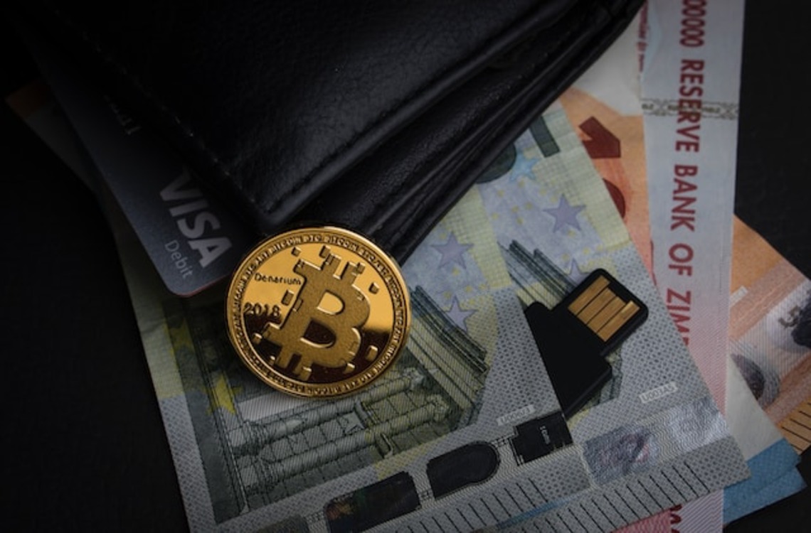 Le FMI met en garde contre les risques que les monnaies numériques de banque centrale (MNBC) destinées aux particuliers font peser sur le système financier mondial. Il est essentiel de mettre en balance les avantages et les défis potentiels posés au système bancaire traditionnel, à la réglementation et à la coopération internationale. Une approche progressive et prudente est indispensable pour l'introduction des MNBC. Collaboration, coordination et planification rigoureuse sont nécessaires pour concrétiser les avantages sans compromettre la stabilité du système financier.