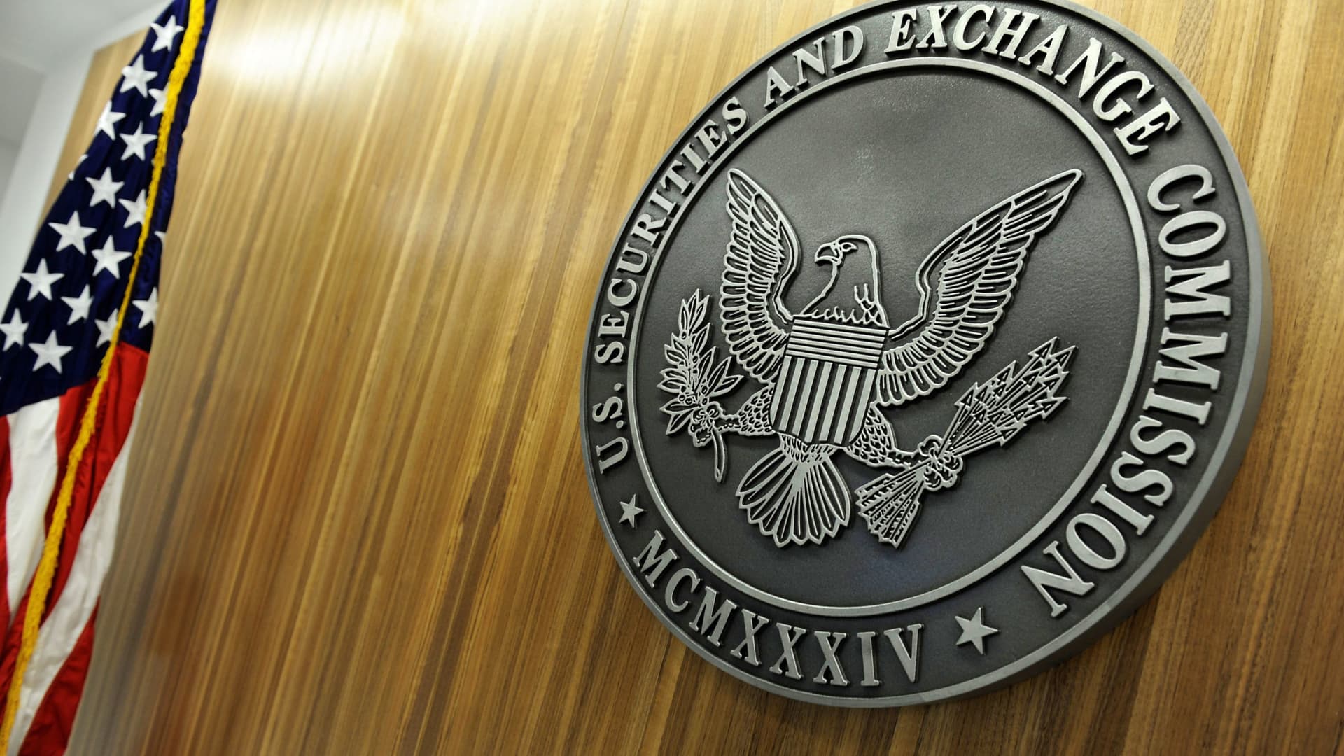 Комиссия по ценным бумагам и биржам (SEC) приняла меры против компании DEBT Box из штата Юта по делу о мошенничестве с криптовалютой, заморозив активы на сумму 50 миллионов долларов
