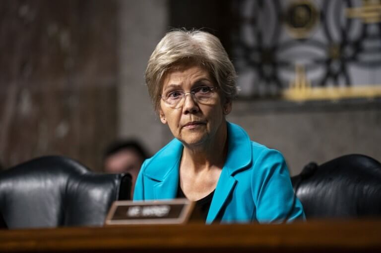 Elizabeth Warren interroga a Goldman Sachs por la quiebra de SVB