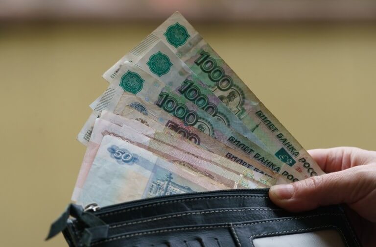 Le rouble russe enregistre de légères hausses malgré le repli du dollar américain, les investisseurs perdant confiance