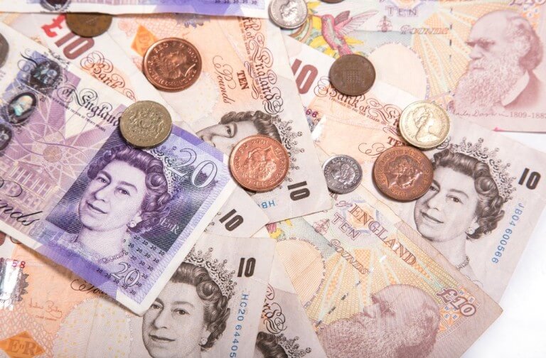 Au Royaume-Uni, l'inflation des prix en magasin diminue en raison de la baisse de la pression sur les coûts alimentaires (1)