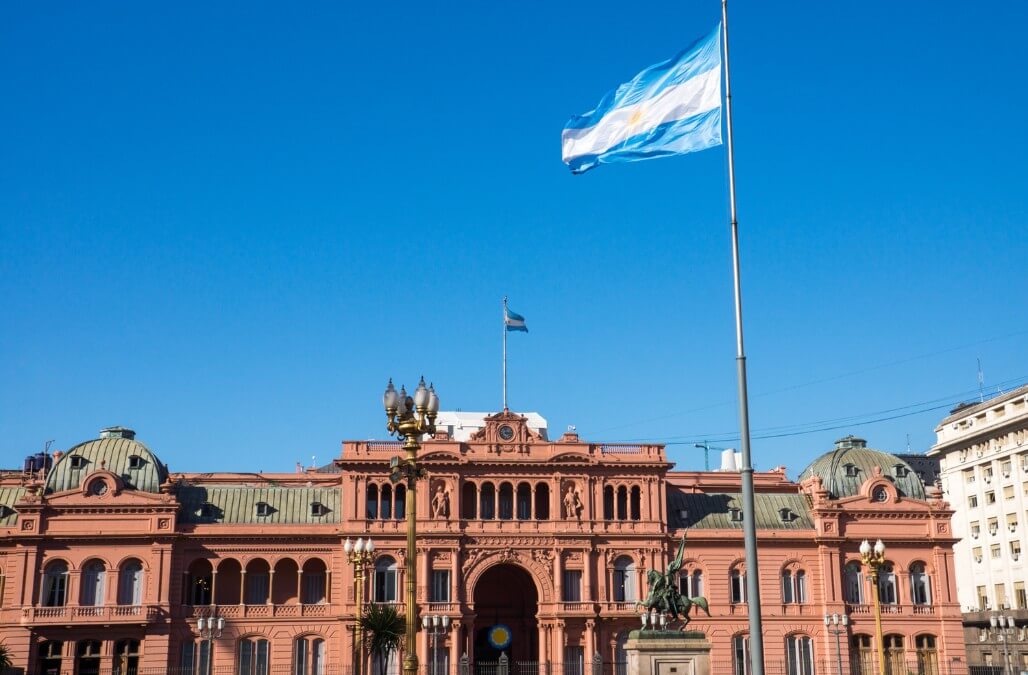 La lutte de l'Argentine contre l'hyperinflation se poursuit dans un contexte de forte volatilité du peso par rapport au dollar