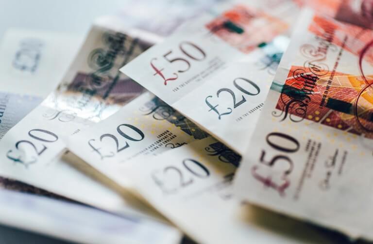 La sterlina britannica scende mentre la BoE afferma che l'aumento dei tassi di interesse è vicino al picco