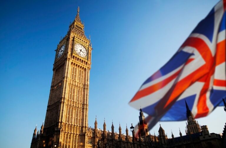 L'economia del Regno Unito sitracpiù del previsto, la sterlina scende