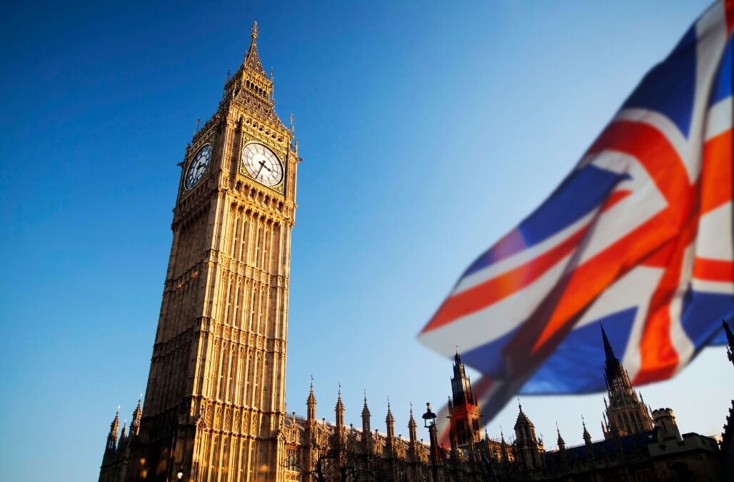 L'économie britannique setracdavantage que prévu, la livre sterling chute