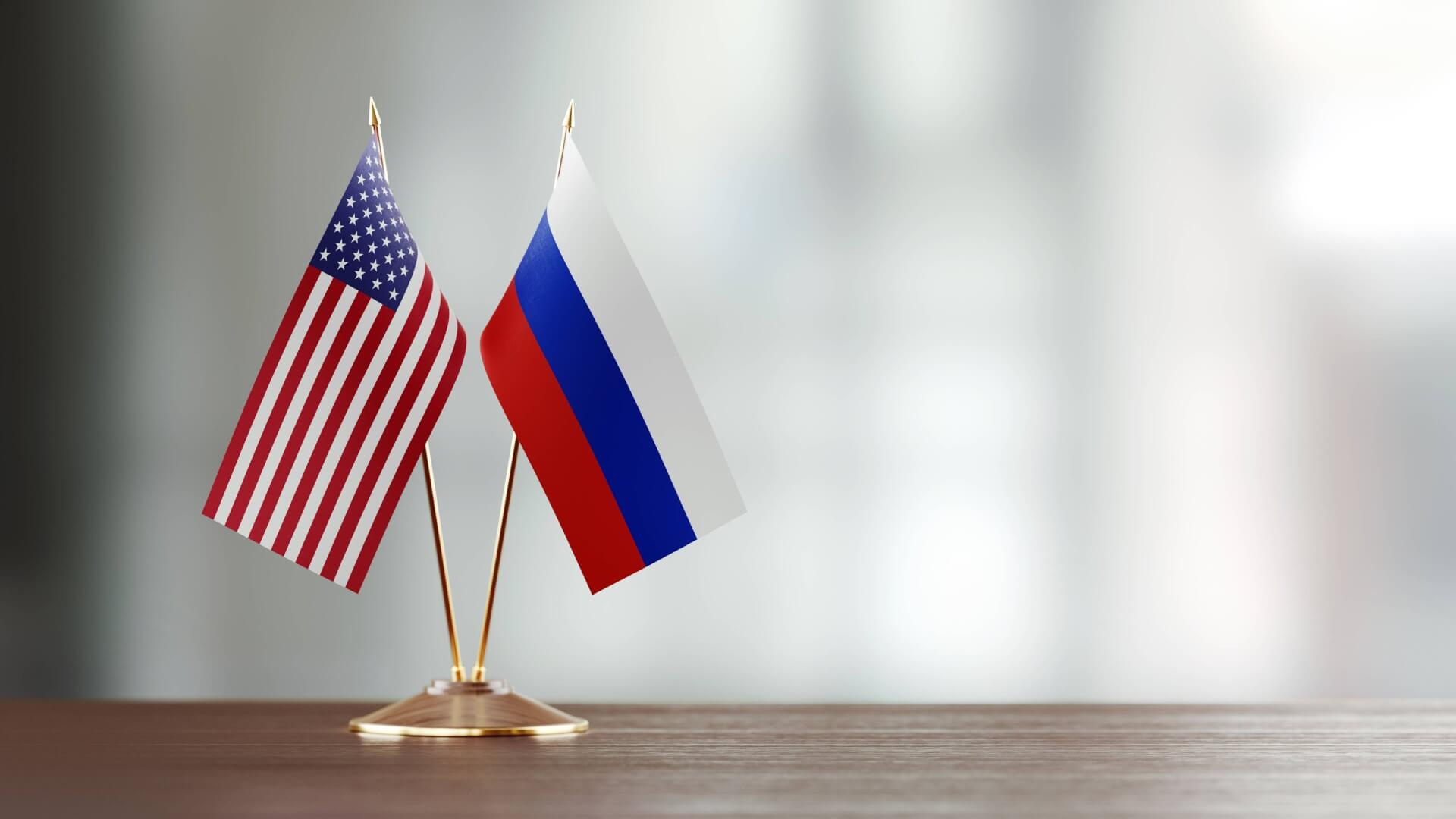 Russian officials ditch iPhones en masse over US spying fears (1)