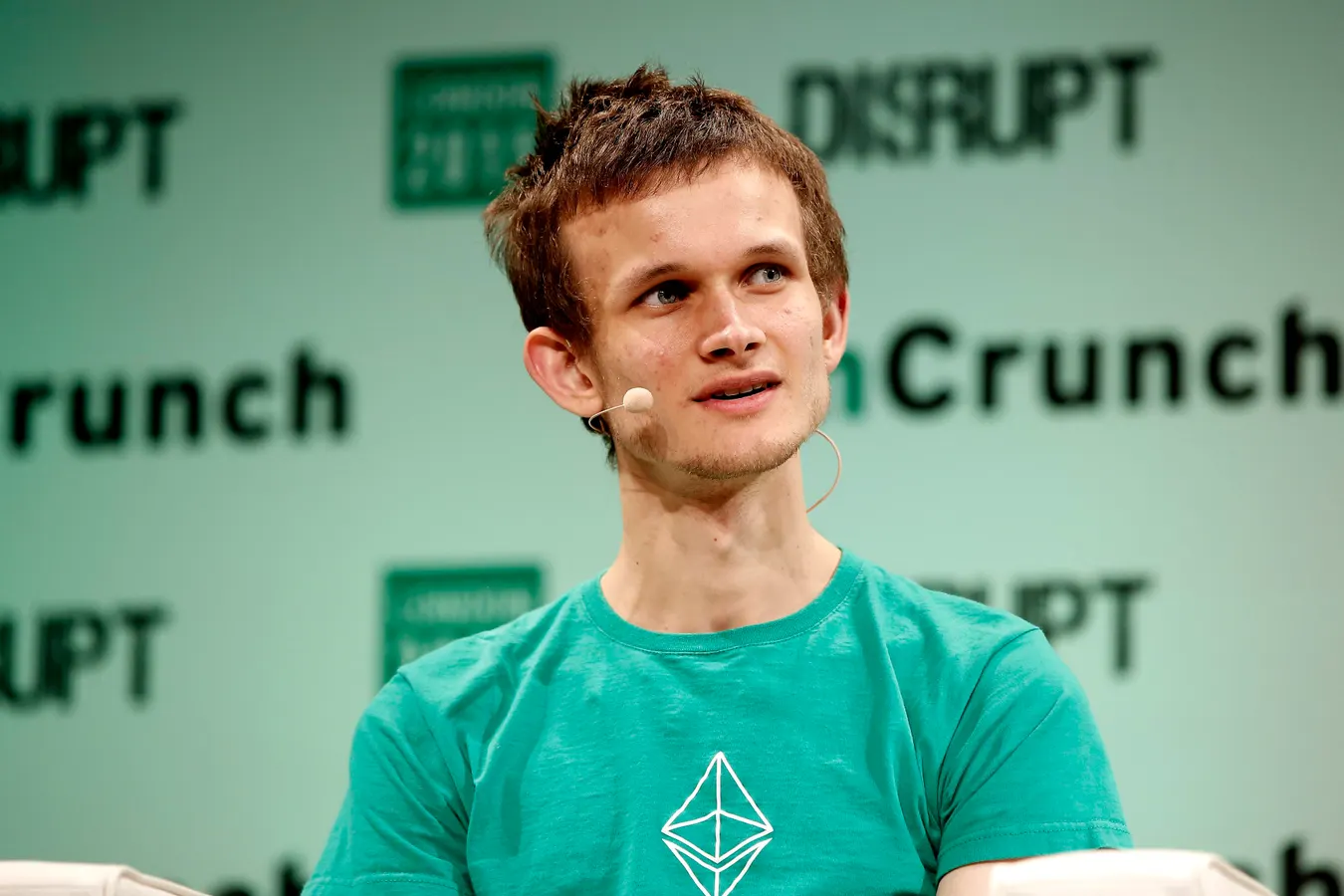 يعتقد فيتاليك بوتيرين، مبتكر Ethereum ، أن السياسيين يتلاعبون بصناعة العملات المشفرة