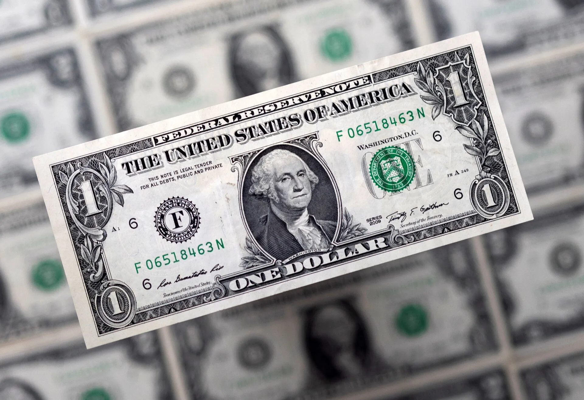 El dólar cae a mínimos anuales mientras los mercados esperan con ansias recortes de tasas