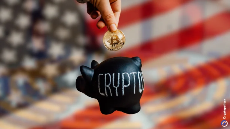 وضع Bitcoin في حصالة نقود سوداء مكتوب عليها "Crypto"، مع وجود علم أمريكي ضبابي في الخلفية، يمثل الاحتياطي الاستراتيجي الأمريكي bitcoin .