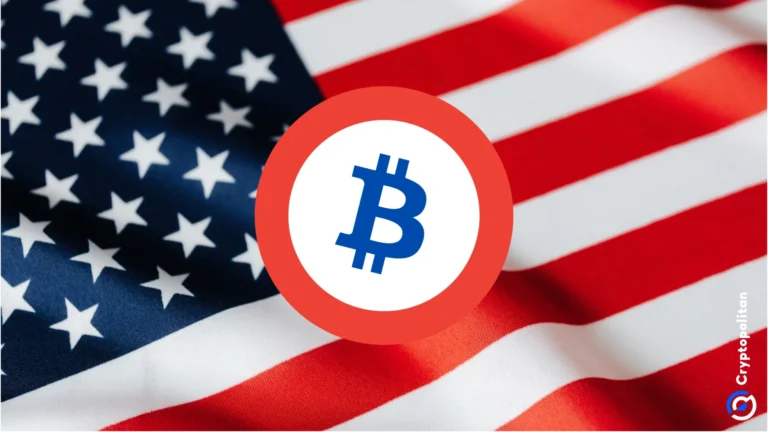 Das rote, weiße und blaue Bitcoin Logo vor dem Hintergrund der US-Flagge
