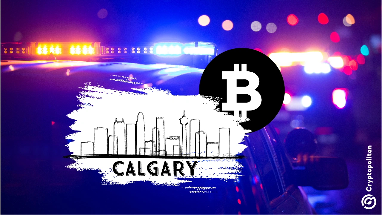 Bitcoin Symbol erscheint oben rechts in einer Grafik der Stadt Calgary, im Hintergrund blinken Polizeilichter