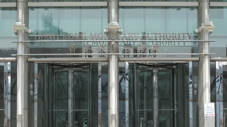 تدرس هيئة النقد في هونغ كونغ تغييرات في قواعد رأس المال للبنوك