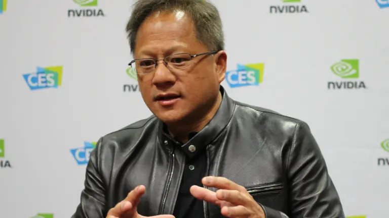 Le PDG de Nvidia, Jensen Huang, affirme que la Chine devancera les États-Unis dans la course à l'IA, ce qui accroît les enjeux géopolitiques