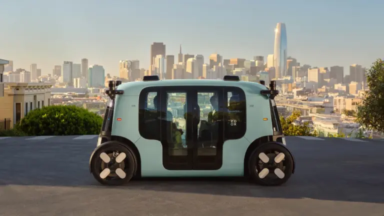 Zoox, filiale d'Amazon, lance un projet pilote de robotaxis point à point à San Francisco.