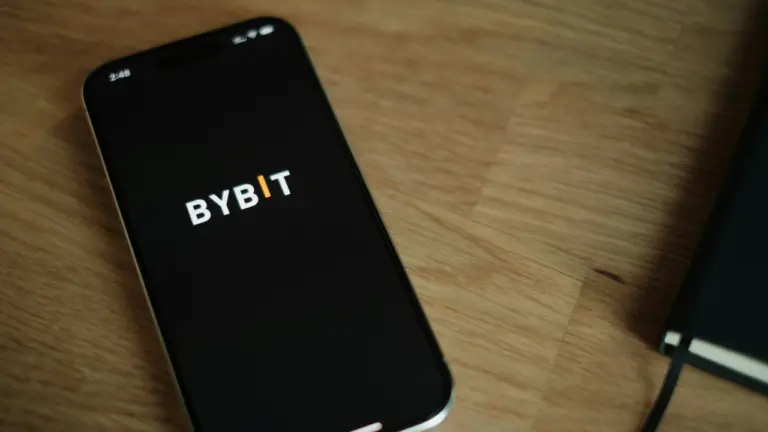Bybit fait son retour au Royaume-Uni après deux ans d'absence.