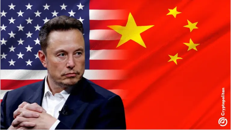 Elon Musk sullo sfondo delle bandiere della Cina e degli Stati Uniti
