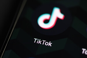 TikTok e YouTube hanno chiuso 4,7 milioni di account nell'ambito della stretta globale.