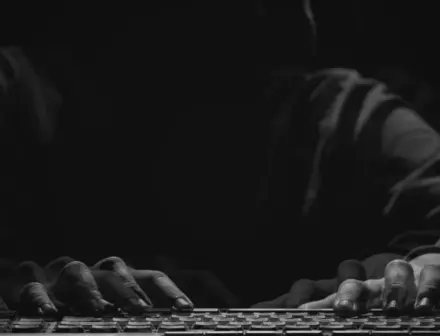 رجل متقاعد من فلورنسا يخسر مدخرات عمره في عملية احتيال بالعملات المشفرة بقيمة 222 ألف دولار تتعلق بذبح الخنازير.