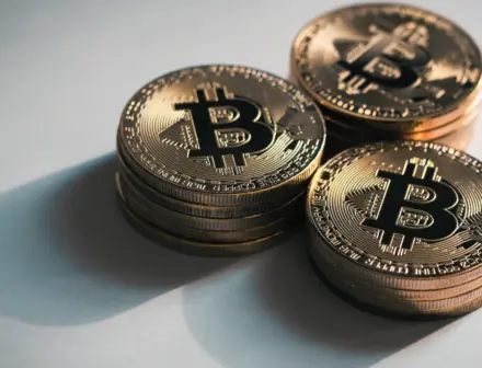 Bitfinex says Bitcoin's gold correlation has stretched to a level that rarely holds.