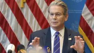 Il Tesoro statunitense prepara un tesoretto di 950 miliardi di dollari cash mentre Scott Bessent, il consigliere di Trump, si trova ad affrontare l'impennata dei rendimenti obbligazionari.