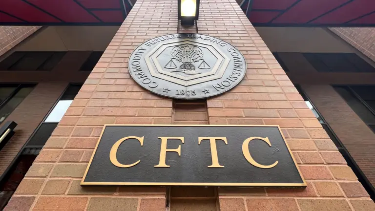 美国商品期货交易委员会(CFTC)对前特朗普白宫助理处以17.2万美元内幕交易罚款。